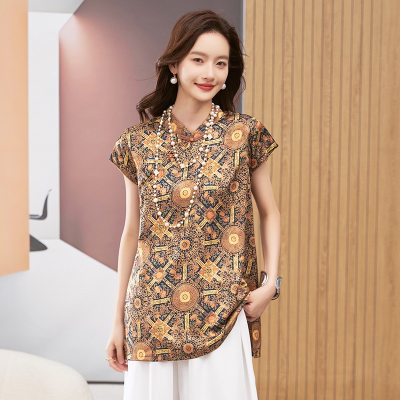 Blouses - بلوزة نسائية بأكمام قصيرة وياقة مستديرة،