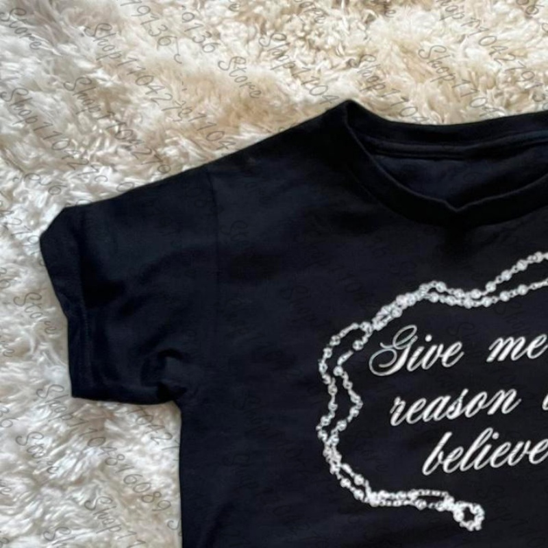 ملابس نسائية من عشرينيات القرن - مراجعة Y2K Graphic Baby Tee Crop وسعره